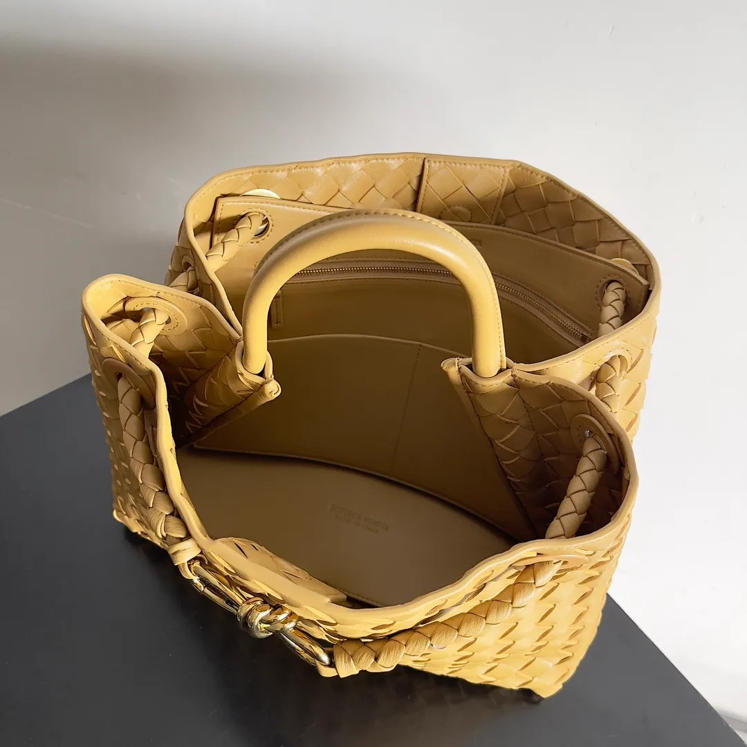 The 2023 new Andiamo batch of 2260 BV has been shipped‼ ️Really popular🔥The new Andiamo woven handbag launched by Bottega Veneta this season is really popular all over the world! ! Celebrities at home and abroad have worn it, and Oscar-winning actress Michelle Yeoh has taken it out on the street. Song Jia, Trai Yara, Yu Feihong, Sanji Ayaka, Rosie Hunting-Whiteley, Yoshioka Riho, etc. have all picked up this bag. It is classic and versatile, showing off its temperament, and the bag capacity is also large, which is very convenient for daily commuting! ! A variety of carrying methods, the shoulder straps can be adjusted by yourself, the original lambskin feels soft and delicate, and the unisex style breaks the gender boundaries and brings a more practical and long-lasting use experience. Andiamo, which has both elegant and casual styles, perfectly interprets the true appearance of "fashionable old money style". Style number: 743572 Size: 32*24*12